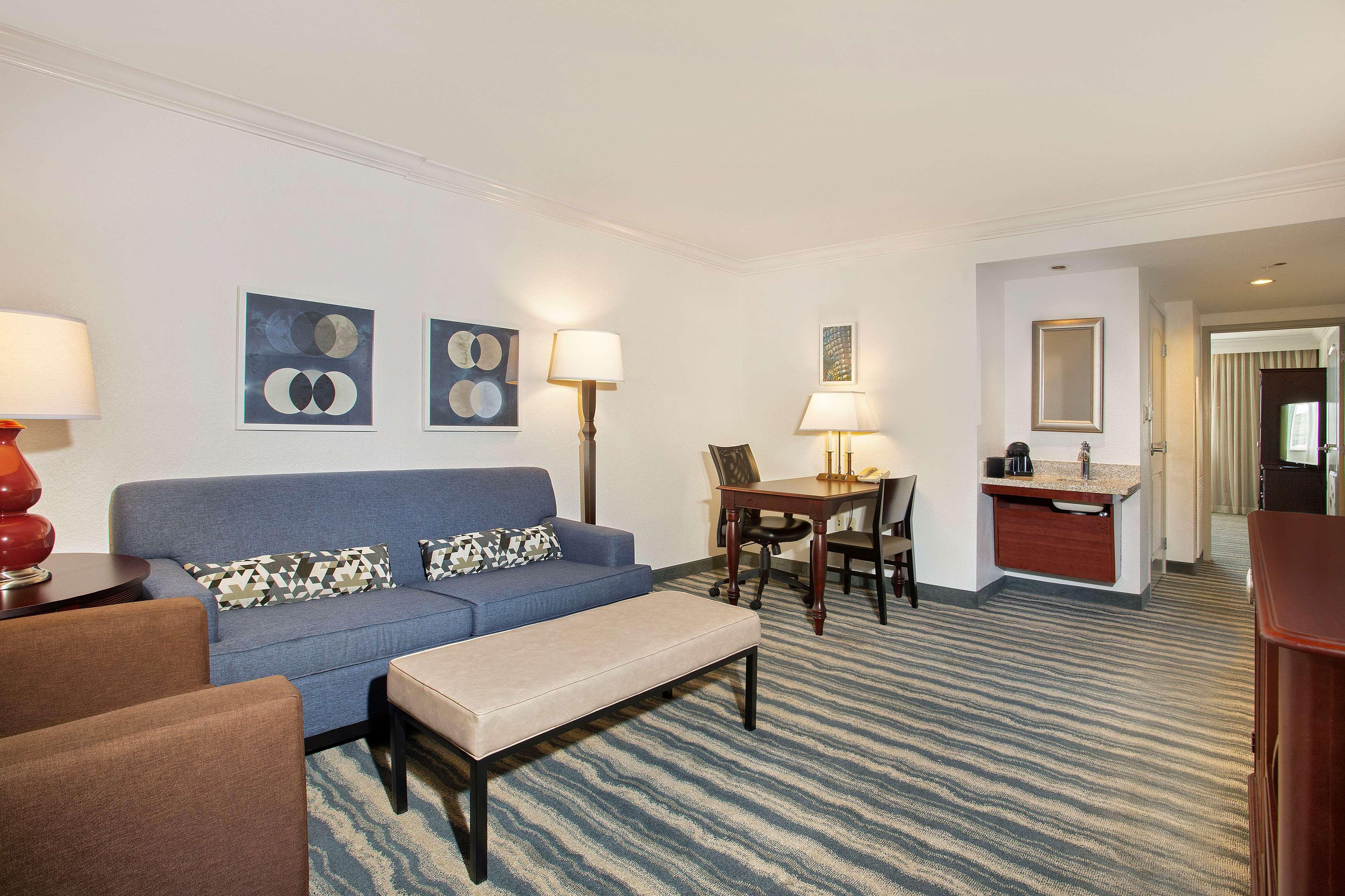 Embassy Suites By Hilton Tampa Brandon Heartland Экстерьер фото