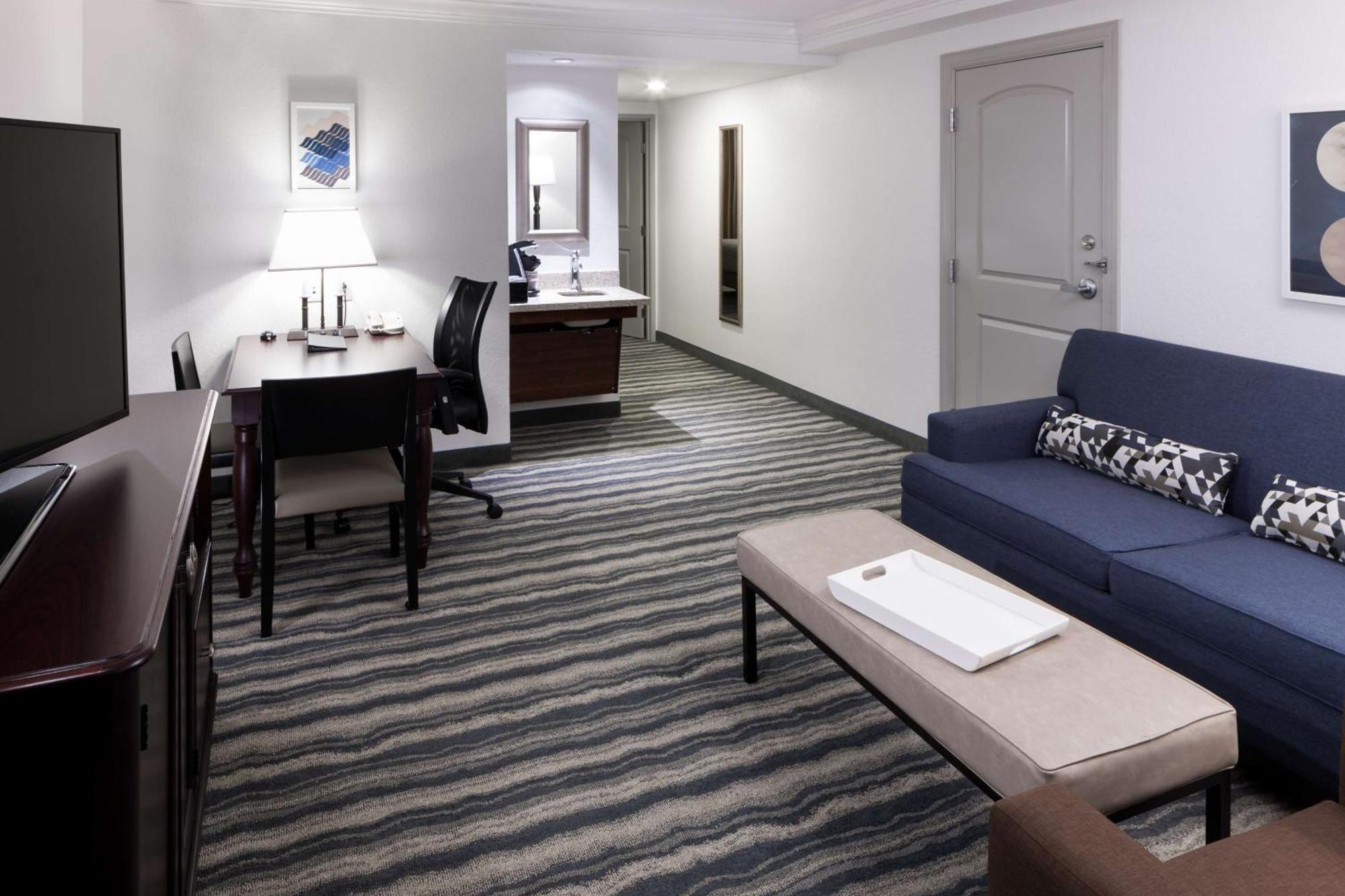 Embassy Suites By Hilton Tampa Brandon Heartland Экстерьер фото