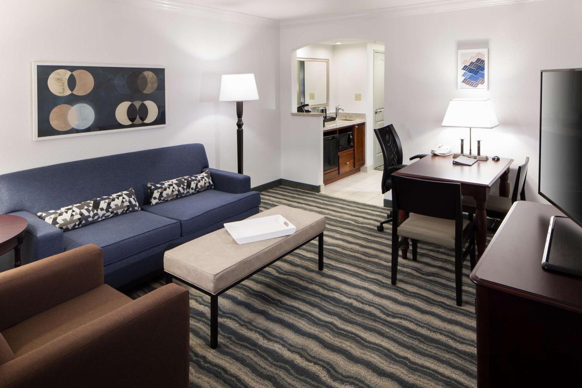 Embassy Suites By Hilton Tampa Brandon Heartland Экстерьер фото