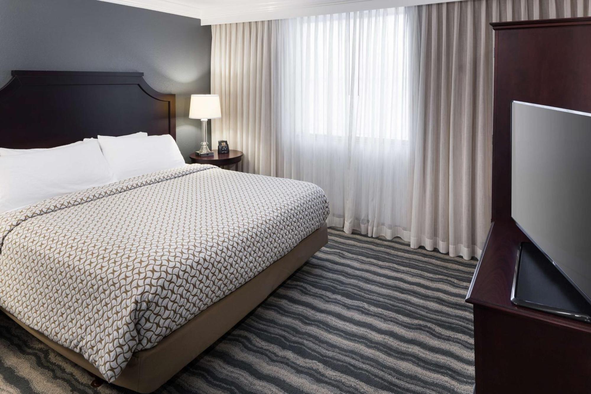 Embassy Suites By Hilton Tampa Brandon Heartland Экстерьер фото