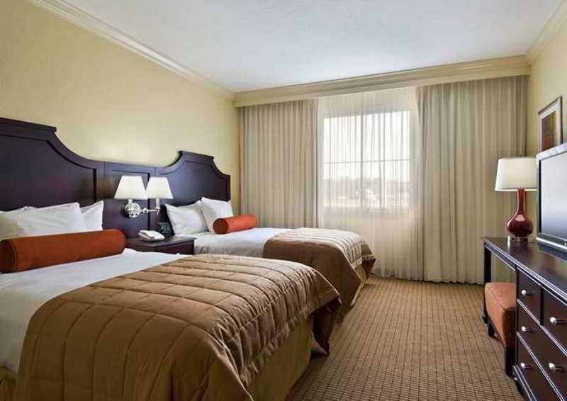 Embassy Suites By Hilton Tampa Brandon Heartland Экстерьер фото